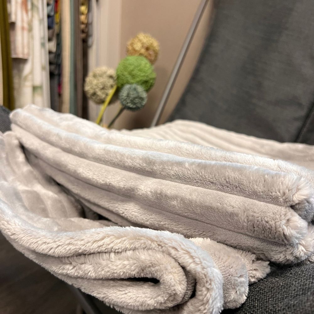 Plaids gris doux et confortable